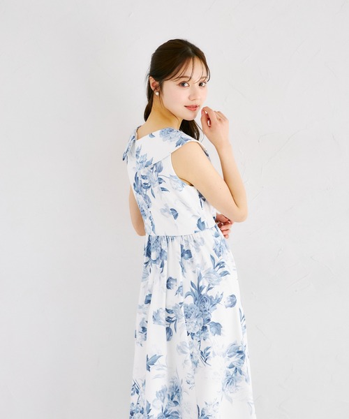 tocco closet(トッコ クローゼット)の「アシンメトリービッグカラーフラワープリントワンピース(ワンピース・レディース・ネイビー/ピンク・M)」の9枚目の写真