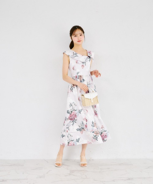 tocco closet(トッコ クローゼット)の「アシンメトリービッグカラーフラワープリントワンピース(ワンピース・レディース・ネイビー/ピンク・M)」の11枚目の写真