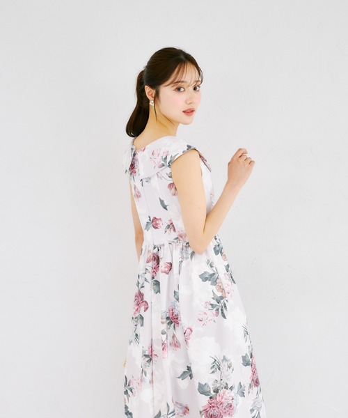 tocco closet(トッコ クローゼット)の「アシンメトリービッグカラーフラワープリントワンピース(ワンピース・レディース・ネイビー/ピンク・M)」の16枚目の写真