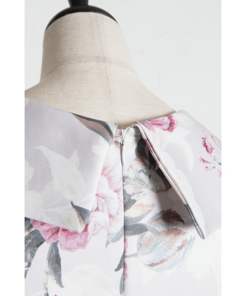 tocco closet(トッコ クローゼット)の「アシンメトリービッグカラーフラワープリントワンピース(ワンピース・レディース・ネイビー/ピンク・M)」の22枚目の写真