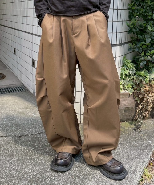 Chikashitsu +】2 tuck side design curve pants / 【チカシツプラス