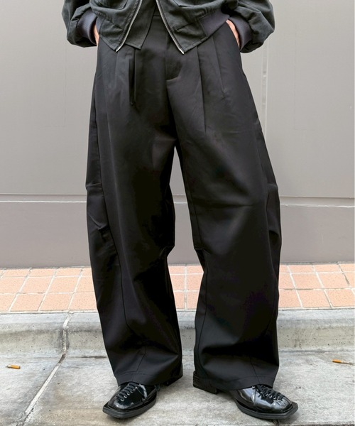 Chikashitsu +(チカシツプラス)の「【Chikashitsu +】2 tuck side design curve pants / 【チカシツプラス】2タックサイドデザインカーブパンツ(その他パンツ・メンズ・ブラウン/グレー/ブラック・L/M)」の2枚目の写真