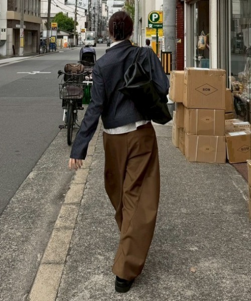 Chikashitsu +(チカシツプラス)の「【Chikashitsu +】2 tuck side design curve pants / 【チカシツプラス】2タックサイドデザインカーブパンツ(その他パンツ・メンズ・ブラウン/グレー/ブラック・L/M)」の21枚目の写真