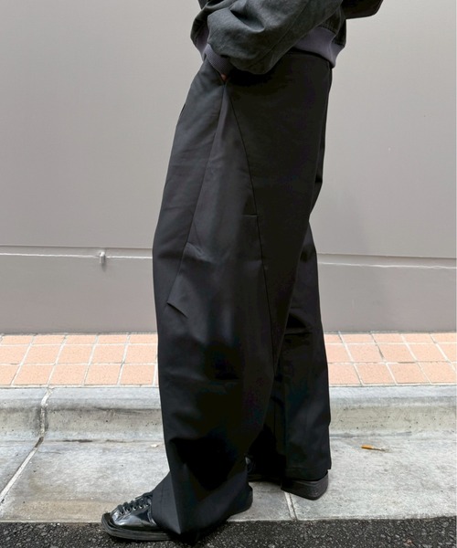 Chikashitsu +(チカシツプラス)の「【Chikashitsu +】2 tuck side design curve pants / 【チカシツプラス】2タックサイドデザインカーブパンツ(その他パンツ・メンズ・ブラウン/グレー/ブラック・L/M)」の7枚目の写真