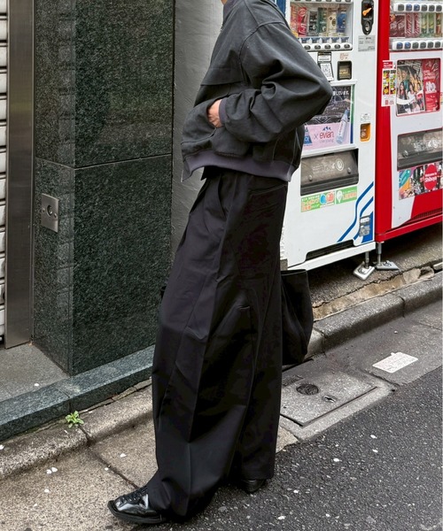 Chikashitsu +(チカシツプラス)の「【Chikashitsu +】2 tuck side design curve pants / 【チカシツプラス】2タックサイドデザインカーブパンツ(その他パンツ・メンズ・ブラウン/グレー/ブラック・L/M)」の6枚目の写真