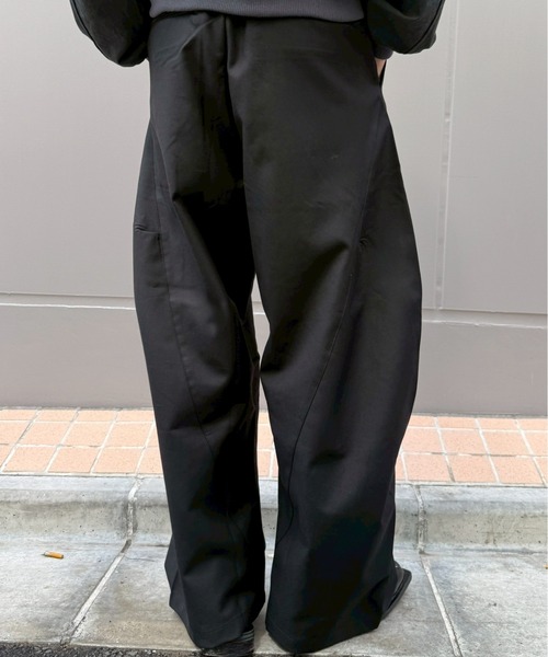 Chikashitsu +(チカシツプラス)の「【Chikashitsu +】2 tuck side design curve pants / 【チカシツプラス】2タックサイドデザインカーブパンツ(その他パンツ・メンズ・ブラウン/グレー/ブラック・L/M)」の8枚目の写真