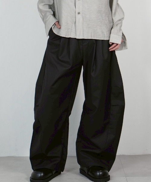 Chikashitsu +(チカシツプラス)の「【Chikashitsu +】2 tuck side design curve pants / 【チカシツプラス】2タックサイドデザインカーブパンツ(その他パンツ・メンズ・ブラウン/グレー/ブラック・L/M)」の9枚目の写真
