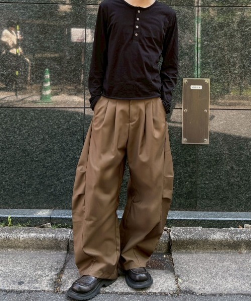 Chikashitsu +(チカシツプラス)の「【Chikashitsu +】2 tuck side design curve pants / 【チカシツプラス】2タックサイドデザインカーブパンツ(その他パンツ・メンズ・ブラウン/グレー/ブラック・L/M)」の11枚目の写真