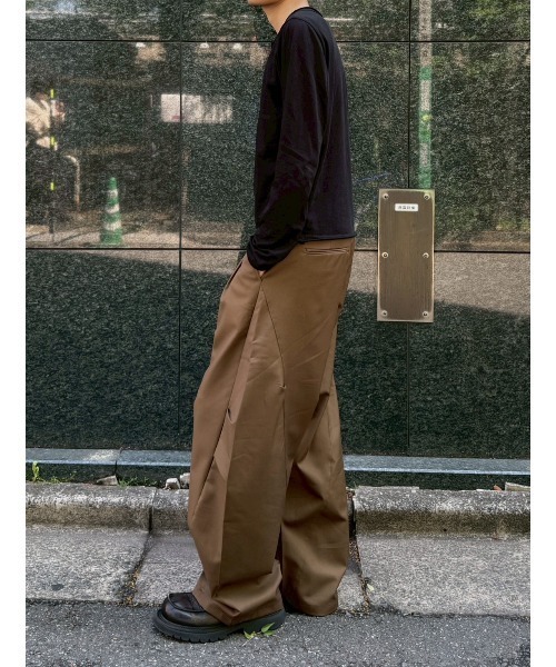 Chikashitsu +(チカシツプラス)の「【Chikashitsu +】2 tuck side design curve pants / 【チカシツプラス】2タックサイドデザインカーブパンツ(その他パンツ・メンズ・ブラウン/グレー/ブラック・L/M)」の12枚目の写真
