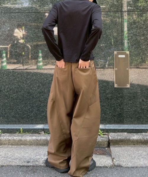 Chikashitsu +(チカシツプラス)の「【Chikashitsu +】2 tuck side design curve pants / 【チカシツプラス】2タックサイドデザインカーブパンツ(その他パンツ・メンズ・ブラウン/グレー/ブラック・L/M)」の14枚目の写真