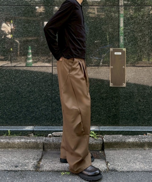 Chikashitsu +(チカシツプラス)の「【Chikashitsu +】2 tuck side design curve pants / 【チカシツプラス】2タックサイドデザインカーブパンツ(その他パンツ・メンズ・ブラウン/グレー/ブラック・L/M)」の13枚目の写真