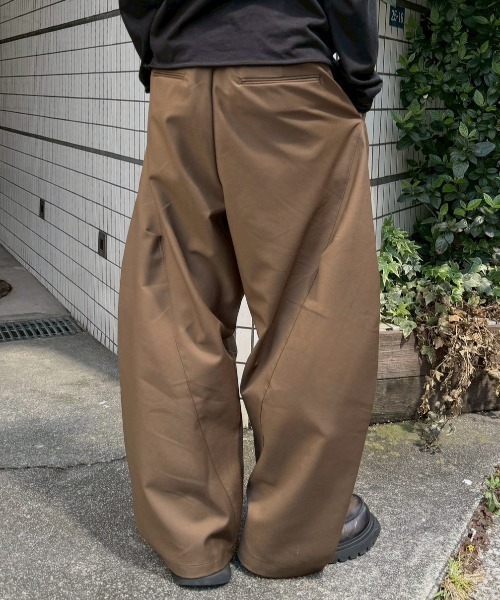 Chikashitsu +(チカシツプラス)の「【Chikashitsu +】2 tuck side design curve pants / 【チカシツプラス】2タックサイドデザインカーブパンツ(その他パンツ・メンズ・ブラウン/グレー/ブラック・L/M)」の16枚目の写真