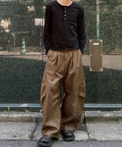 Chikashitsu +(チカシツプラス)の「【Chikashitsu +】2 tuck side design curve pants / 【チカシツプラス】2タックサイドデザインカーブパンツ(その他パンツ・メンズ・ブラウン/グレー/ブラック・L/M)」の10枚目の写真