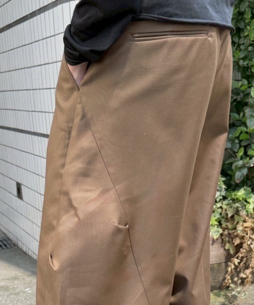 Chikashitsu +(チカシツプラス)の「【Chikashitsu +】2 tuck side design curve pants / 【チカシツプラス】2タックサイドデザインカーブパンツ(その他パンツ・メンズ・ブラウン/グレー/ブラック・L/M)」の18枚目の写真