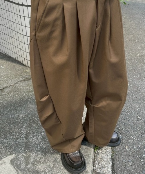 Chikashitsu +(チカシツプラス)の「【Chikashitsu +】2 tuck side design curve pants / 【チカシツプラス】2タックサイドデザインカーブパンツ(その他パンツ・メンズ・ブラウン/グレー/ブラック・L/M)」の17枚目の写真
