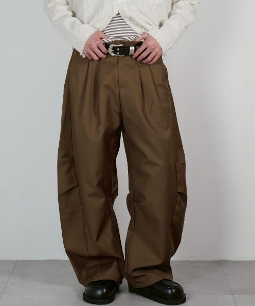 Chikashitsu +(チカシツプラス)の「【Chikashitsu +】2 tuck side design curve pants / 【チカシツプラス】2タックサイドデザインカーブパンツ(その他パンツ・メンズ・ブラウン/グレー/ブラック・L/M)」の19枚目の写真