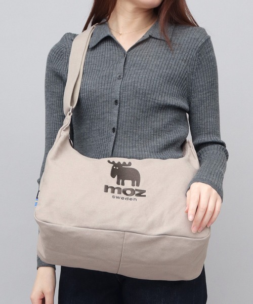 moz(モズ)の「キャンバス 広マチ ミドルサイズ ショルダーバッグ A4収納対応(ショルダーバッグ・レディース・グリーン/ホワイト/グレー/ブラック/ストライプ・FREE)」の3枚目の写真