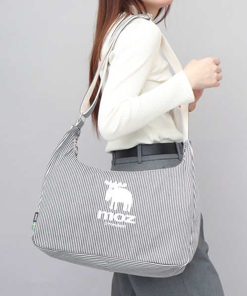 moz(モズ)の「キャンバス 広マチ ミドルサイズ ショルダーバッグ A4収納対応(ショルダーバッグ・レディース・グリーン/ホワイト/グレー/ブラック/ストライプ・FREE)」の5枚目の写真