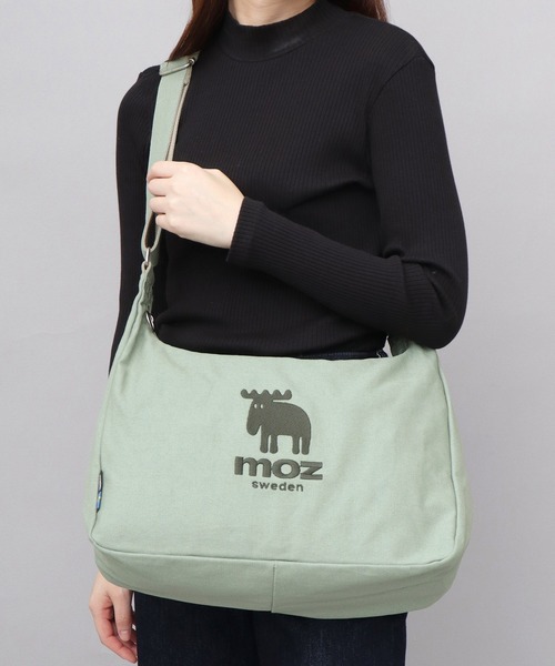 moz(モズ)の「キャンバス 広マチ ミドルサイズ ショルダーバッグ A4収納対応(ショルダーバッグ・レディース・グリーン/ホワイト/グレー/ブラック/ストライプ・FREE)」の4枚目の写真