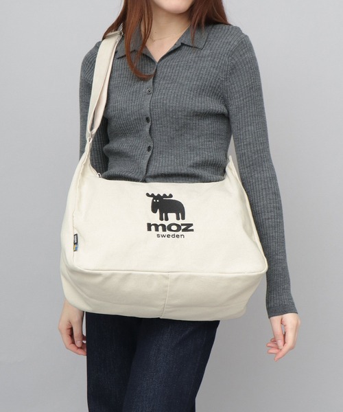 moz(モズ)の「キャンバス 広マチ ミドルサイズ ショルダーバッグ A4収納対応(ショルダーバッグ・レディース・グリーン/ホワイト/グレー/ブラック/ストライプ・FREE)」の11枚目の写真