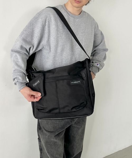 MAFA PACIFIC LIMITED（マファパシフィックリミテッド）の「[A4サイズ対応] 撥水ポリエステル メッセンジャーバッグ/PC収納・通勤・通学/トライアングルポーチ付き（ショルダーバッグ・メンズ・ネイビー/ブラック/グレー・FREE）」の4枚目の写真