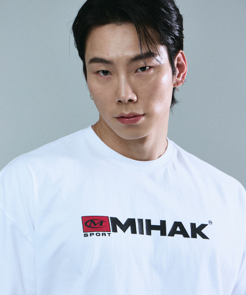 MIHAK（ミハク）の「スポーツエンブレムオーバーサイズTシャツ（ホワイト）（Tシャツ/カットソー・メンズ・その他・1/2/3）」の3枚目の写真