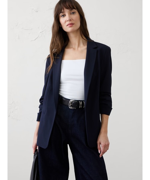 BANANA REPUBLIC FACTORY STORE(バナナリパブリック ファクトリーストア)の「BANANA REPUBLIC FACTORY STORE スカルプテッド ストレッチ ルーシュスリーブ ブレザー(テーラードジャケット・レディース・ブラック/ネイビー・L/M/S/XS)」の2枚目の写真