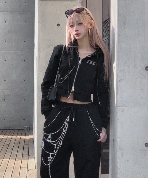 KsG(ケーエスジー)の「クロップドチェーンデザインフーディー(パーカー・レディース・ブラック/ホワイト・MEDIUM/SMALL)」の1枚目の写真