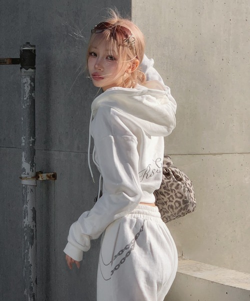 KsG(ケーエスジー)の「クロップドチェーンデザインフーディー(パーカー・レディース・ブラック/ホワイト・MEDIUM/SMALL)」の11枚目の写真