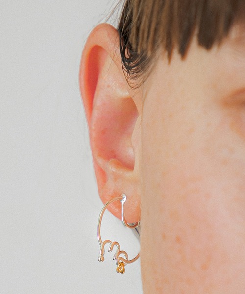 LAPUIS(ラピュイ)の「LAPUIS(ラピュイ)Oui earrings(イヤリング・レディース・マルチ/ゴールド・FREE)」の2枚目の写真
