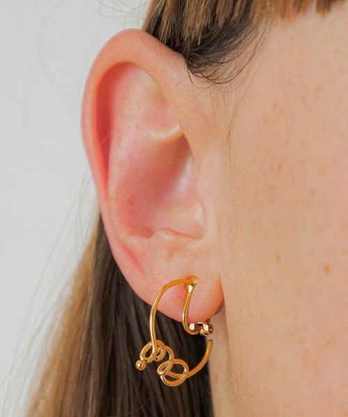 LAPUIS(ラピュイ)の「LAPUIS(ラピュイ)Oui earrings(イヤリング・レディース・マルチ/ゴールド・FREE)」の5枚目の写真