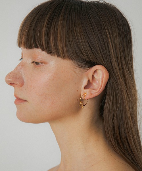 LAPUIS(ラピュイ)の「LAPUIS(ラピュイ)Oui earrings(イヤリング・レディース・マルチ/ゴールド・FREE)」の9枚目の写真