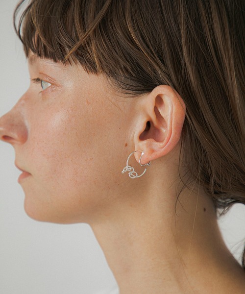 LAPUIS(ラピュイ)の「LAPUIS(ラピュイ)Oui earrings(イヤリング・レディース・マルチ/ゴールド・FREE)」の12枚目の写真