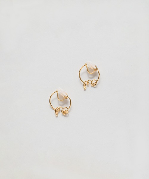 LAPUIS(ラピュイ)の「LAPUIS(ラピュイ)Oui earrings(イヤリング・レディース・マルチ/ゴールド・FREE)」の13枚目の写真