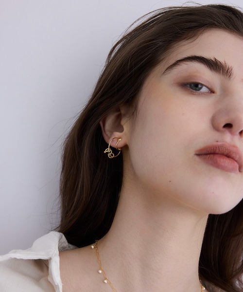 LAPUIS(ラピュイ)の「LAPUIS(ラピュイ)Oui earrings(イヤリング・レディース・マルチ/ゴールド・FREE)」の3枚目の写真