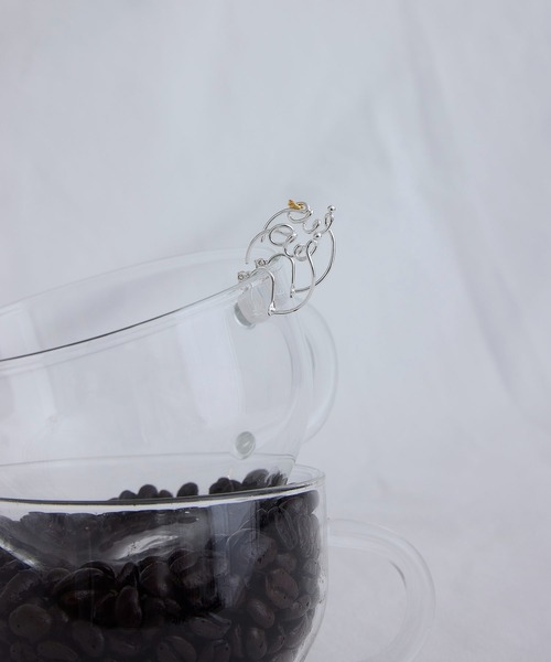 LAPUIS(ラピュイ)の「LAPUIS(ラピュイ)Oui earrings(イヤリング・レディース・マルチ/ゴールド・FREE)」の4枚目の写真