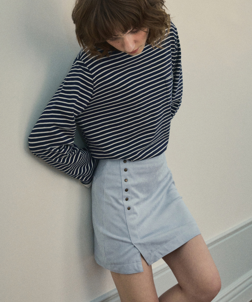 OURNOSTALGIA（アワー ノスタルジア）の「Suede Rivet skirt_Ash blue(OC25-SK03)（スカート・レディース・ブルー・MEDIUM/SMALL）」の2枚目の写真