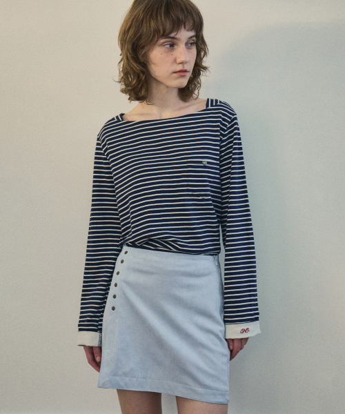 OURNOSTALGIA（アワー ノスタルジア）の「Suede Rivet skirt_Ash blue(OC25-SK03)（スカート・レディース・ブルー・MEDIUM/SMALL）」の3枚目の写真