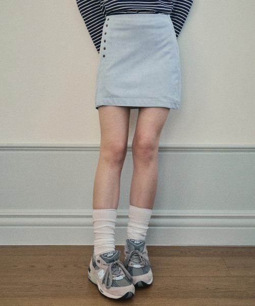 OURNOSTALGIA（アワー ノスタルジア）の「Suede Rivet skirt_Ash blue(OC25-SK03)（スカート・レディース・ブルー・MEDIUM/SMALL）」の4枚目の写真
