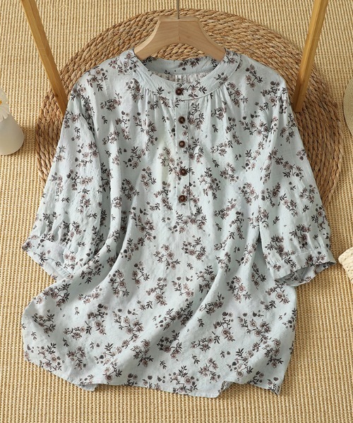 LUCPY(ラクピー)の「小花柄バンドカラーギャザーブラウス(シャツ/ブラウス・レディース・ブルー・XX-LARGE/X-LARGE/LARGE/MEDIUM)」の1枚目の写真