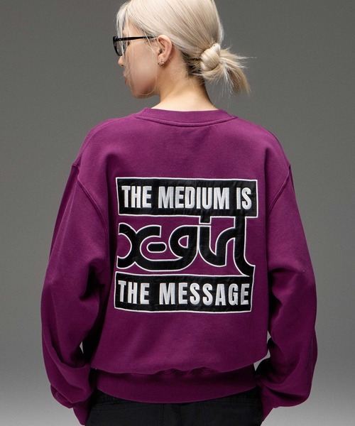 X-girl（エックスガール）の「BOX AND MILLS LOGO PATCH SWEATSHIRT（スウェット・レディース・パープル/ブラウン/ブラック・S/M/L）」の3枚目の写真