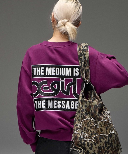 X-girl（エックスガール）の「BOX AND MILLS LOGO PATCH SWEATSHIRT（スウェット・レディース・パープル/ブラウン/ブラック・S/M/L）」の4枚目の写真