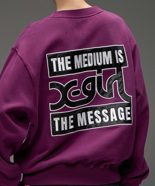 X-girl（エックスガール）の「BOX AND MILLS LOGO PATCH SWEATSHIRT（スウェット・レディース・パープル/ブラウン/ブラック・S/M/L）」の11枚目の写真