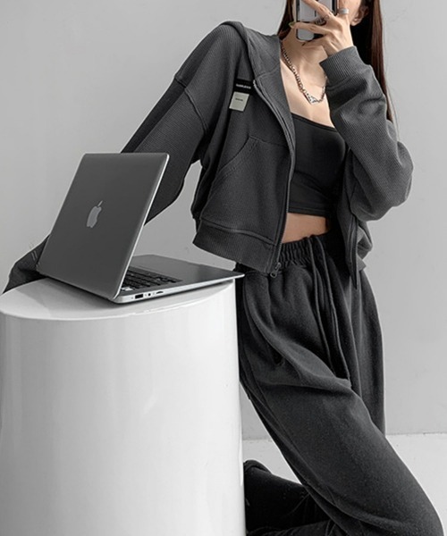 SEU(エスイーユー)の「ワッフル素材ショート丈ジップアップパーカー ゆったり ショートパーカー|フード付き 【オフィスカジュアル】【きれいめカジュアル】 レディース韓国風(パーカー・レディース・ホワイト/グレー/ブラック/チャコール・フリー)」の19枚目の写真