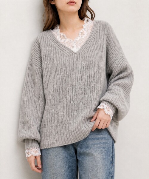 MONO-MART(モノマート)の「畔編み レースデザイン Vネックニット(ニット/セーター・レディース・アイボリー/グレー/チャコール/モカ/マスタード/ネイビー・FREE)」の3枚目の写真