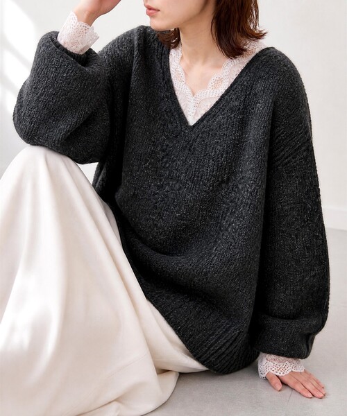 MONO-MART(モノマート)の「畔編み レースデザイン Vネックニット(ニット/セーター・レディース・アイボリー/グレー/チャコール/モカ/マスタード/ネイビー・FREE)」の15枚目の写真