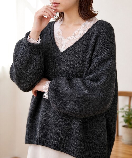 MONO-MART(モノマート)の「畔編み レースデザイン Vネックニット(ニット/セーター・レディース・アイボリー/グレー/チャコール/モカ/マスタード/ネイビー・FREE)」の16枚目の写真