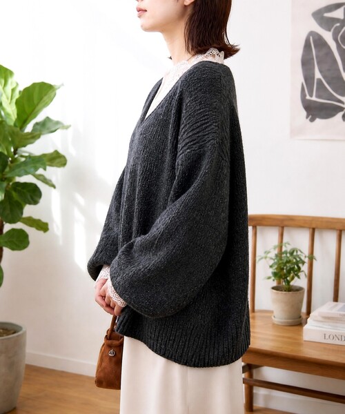 MONO-MART(モノマート)の「畔編み レースデザイン Vネックニット(ニット/セーター・レディース・アイボリー/グレー/チャコール/モカ/マスタード/ネイビー・FREE)」の18枚目の写真