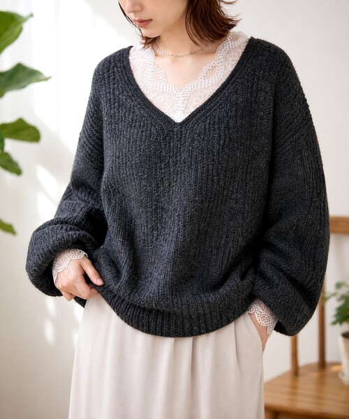 MONO-MART(モノマート)の「畔編み レースデザイン Vネックニット(ニット/セーター・レディース・アイボリー/グレー/チャコール/モカ/マスタード/ネイビー・FREE)」の21枚目の写真