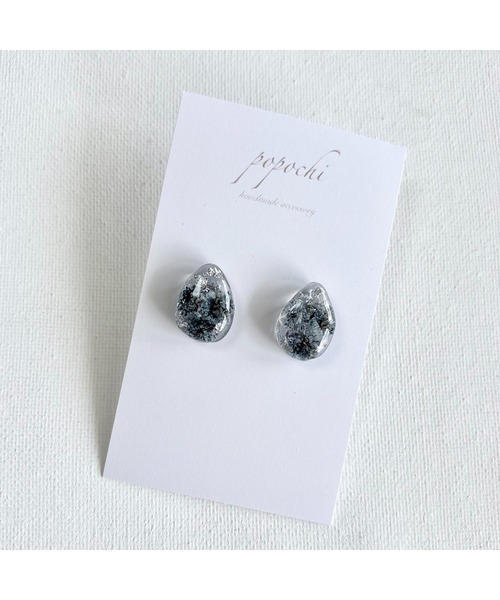 tone(トーン)の「【popochi】ドライフラワー ピアス ブラック レジン シンプル くすみ ニュアンス 大人可愛い(MA)(ピアス(両耳用)・レディース・ホワイト系/ブラック系/ブラック・FREE)」の3枚目の写真